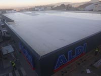 Cubierta y fachada en supermercado Aldi en Antequera (Málaga). <br>Impermeabilización de cubierta y revestimiento de fachada. Cubierta deck. 
